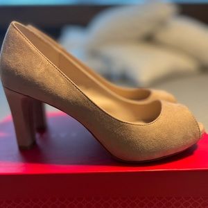 Kelly & Katie Frisisi peep toe pump